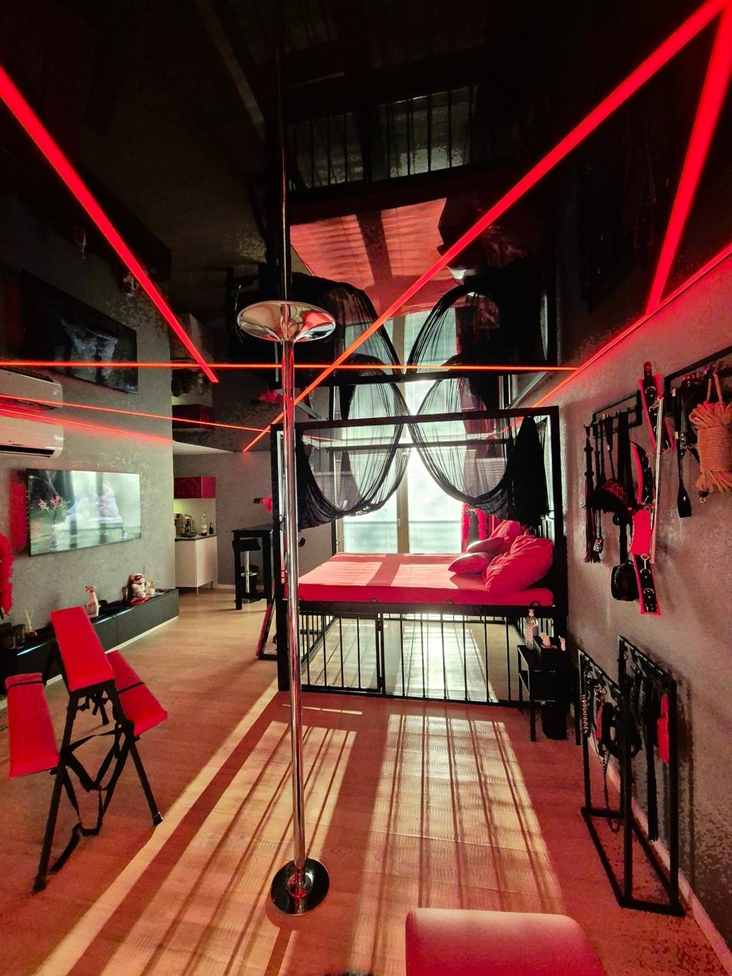 Bdsm Apartman V Bratislave -Adults Only ブラチスラヴァ エクステリア 写真